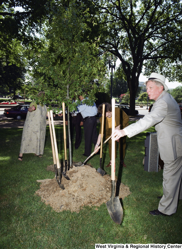 Photograph of Congressman Ray LaHood (IL) at a ground breaking