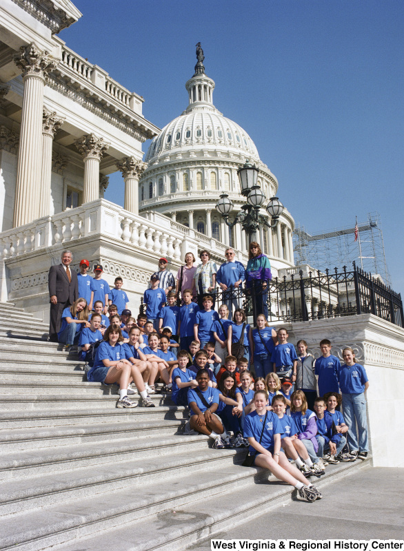 Photograph of Congressman Nick Rahall with students from Lewisburg Elementary School