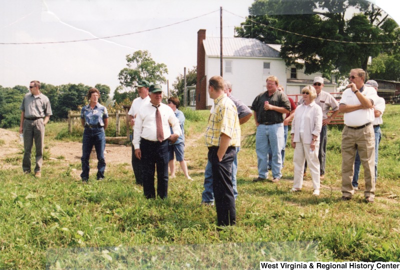 Congressman Nick Rahall (D-WV) with an unidentified group of people at Lewis Straub Farm.