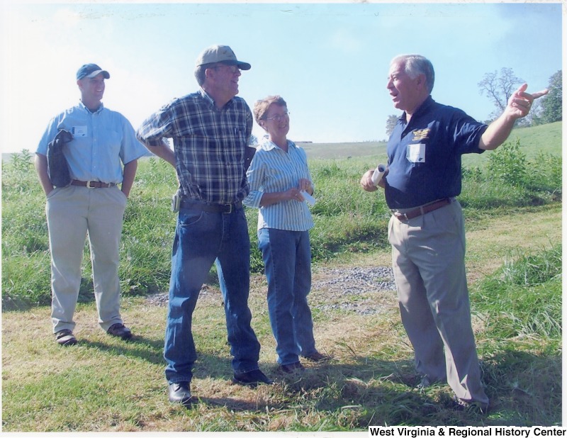 Congressman Nick Rahall (D-WV) talking with a three unidentified people at Lewis Straub Farm.